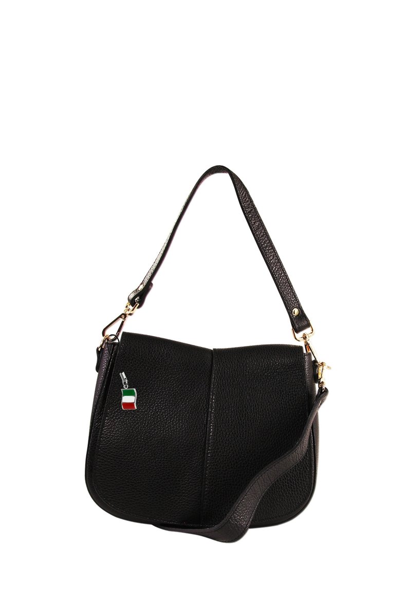 Zwarte leren schoudertas met een gestructureerde afwerking, gouden hardware en een charme in de vorm van de Italiaanse vlag. Beschikt over een enkele strap en een zachte, krommingvorm.