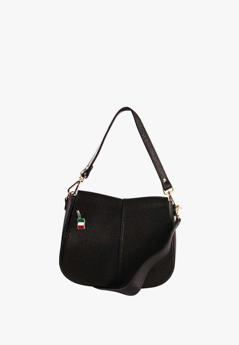 Zwarte leren schoudertas met een gestructureerde afwerking, gouden hardware en een charme in de vorm van de Italiaanse vlag. Beschikt over een enkele strap en een zachte, krommingvorm.
