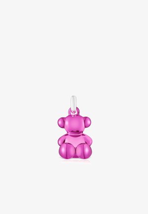 Ciondolo a forma di orsetto rosa realizzato in materiale lucido. Presenta arti arrotondati, grandi orecchie e un piccolo anello in argento per il fissaggio.