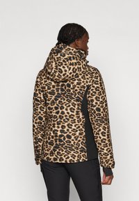 Leopardprint jack met een zwart zijpaneel, voorzien van een capuchon, lange mouwen en een slank materiaal, wat zorgt voor een moderne uitstraling.