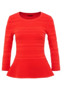 Haut en maille rouge à manches longues avec des rayures horizontales texturées et un ourlet évasé.