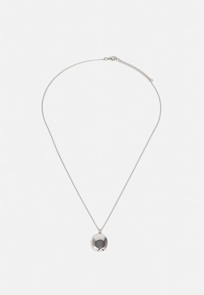 Colier din argint cu un pandantiv oval lustruit, cu o textură netedă și un mic model embossat, suspendat pe o lanț subtil.