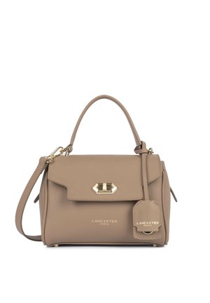 Sac à main en cuir taupe Lancaster Paris avec poignée supérieure, bandoulière ajustable, rabat avant, fermoir doré et étiquette de marque.