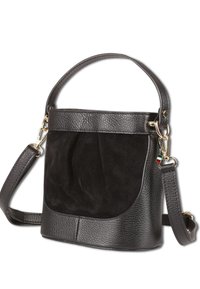 Sac en seau en cuir noir et daim avec quincaillerie dorée, poignée supérieure unique, bandoulière amovible et petit charme drapeau italien.