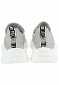 Graue Strickturnschuhe mit weißen Gummisohlen und transparenter Kunststoff-Fersenschulter. Mit schwarzem Branding auf dem Fersenelement.