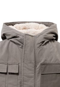 Chaqueta gris con capucha que presenta un suave forro de vellón color crema y dos bolsillos delanteros. La tela tiene una textura sutil con costuras visibles.