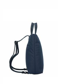 Mochila azul marino con una tela suave y duradera. Cuenta con tirantes flexibles y un diseño vertical, con dos asas en la parte superior para llevarla.