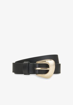 Cintura in pelle nera con grande fibbia dorata lucida incisa con "HUGO,", mostrata arrotolata su sfondo bianco.