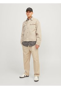 Jack & Jones JPSTKARL JJLAWRENCE SOUTH - Trousers - crockery