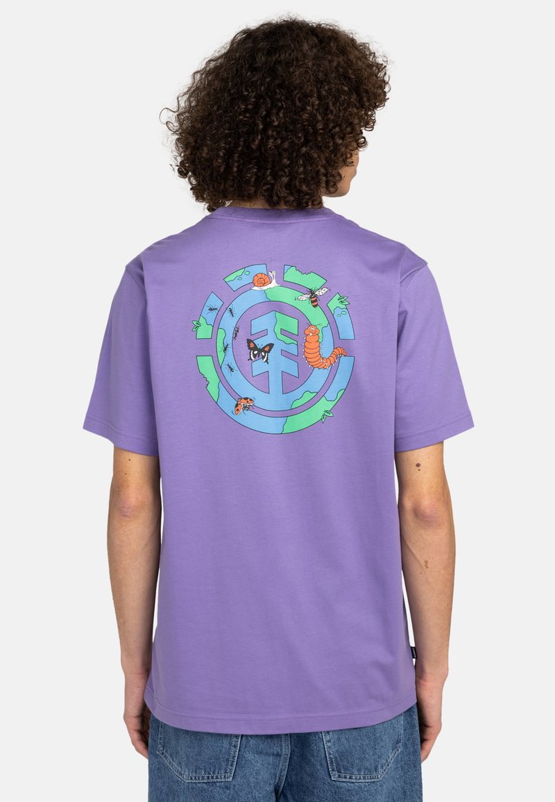 Camiseta de algodón morada con un gráfico colorido de insectos y un caracol dentro de un diseño circular en la parte posterior. Mangas cortas, ajuste casual.