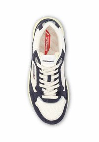 Baskets avec une tige en maille blanche, des accents en daim bleu marine, une semelle en caoutchouc crème et des accessoires noirs. Elles sont équipées de lacets et d'une étiquette rouge à l'intérieur.