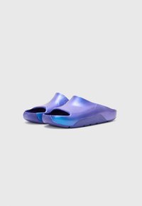 Lilla skyvesandaler med åpen tå-design, teksturert overdel og glinsende detaljer. Laget av syntetisk materiale, med en tykk såle.
