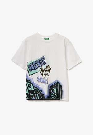 Wit T-shirt met korte mouwen, bedekt met kleurrijke graffiti-stijl luidsprekers en de tekst "NEVER give up your SOUND" op de voorkant.
