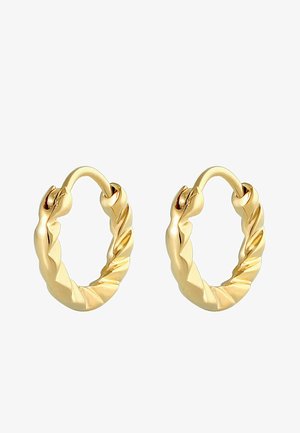 Paire de petites boucles d'oreilles créoles en or avec un design torsadé et texturé et fermoirs à charnière sur fond blanc.
