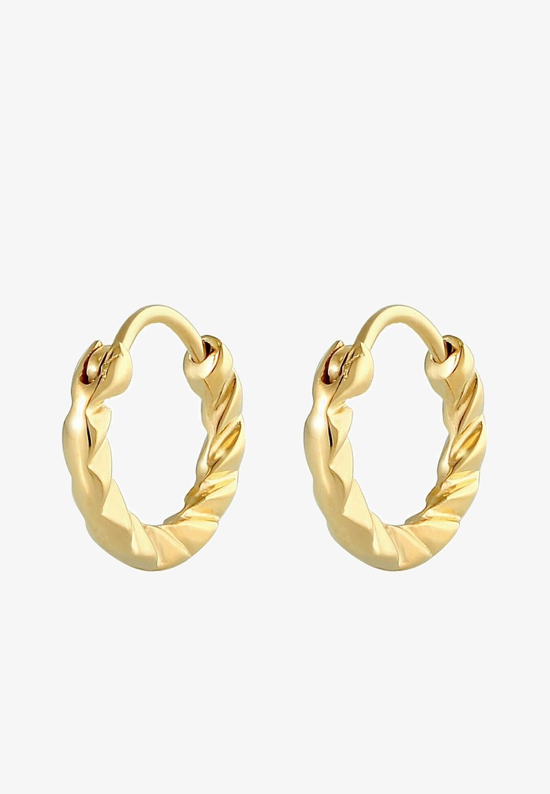 Paire de petites boucles d'oreilles créoles en or avec un design torsadé et texturé et fermoirs à charnière sur fond blanc.