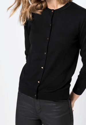 Cardigan lavorato a maglia nero con scollo rotondo, caratterizzato da bottoni dorati lungo la parte anteriore, maniche lunghe e una silhouette aderente.
