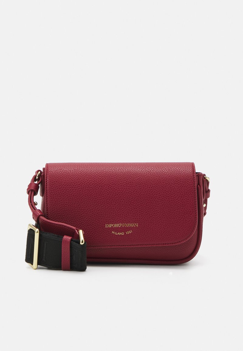 Borsa a tracolla in pelle rossa con effetto granulato, con dettagli del logo dorato, dotata di tracolla nera staccabile e bordi lisci e arrotondati.