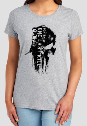 Mann hält Messer mit Totenkopf hinter sich und Text "Punisher One Last Kill" in schwarzem Aufdruck auf grauem T-Shirt, das von einer Person getragen wird.