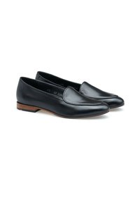 Sorte læder loafers med rund tå og syede detaljer. Lav træhæl, glat overflade og en poleret finish.