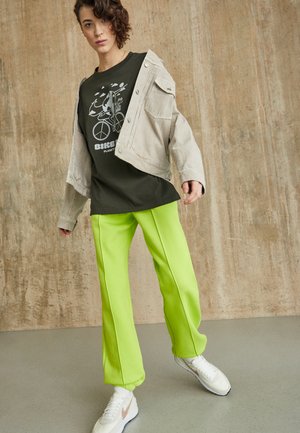 Nike Sportswear W NSW ESSNTL PANT FLC TREND - Træningsbukser - atomic green/white