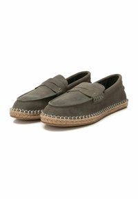Zapatos de ante gris sin cordones con suela de yute trenzada y costuras decorativas en los bordes. Diseño clásico de mocasín con tacón plano.