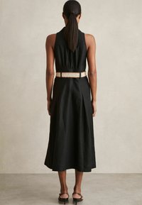 Reiss REGULAR FIT - ANNIE BELTED SLEEVELESS MIDI - Rochie tip cămașă - black