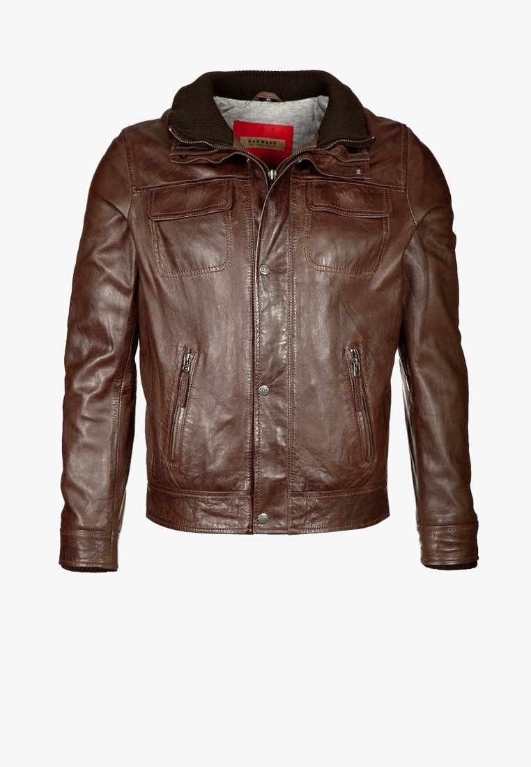 Veste en cuir marron avec une finition texturée, dotée d'un col bicolore, de poches zippées à l'avant et d'une fermeture à boutons, conçue avec une coupe classique.