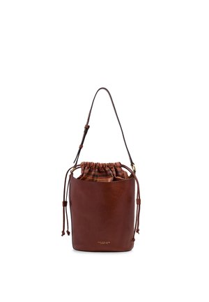 Borsa a secchiello in pelle marrone con tracolla regolabile e chiusura interna con coulisse in tessuto a quadri.