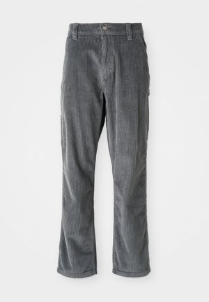 Pantaloni in corduroy grigio con design a gamba dritta, texture a coste verticali, chiusura con bottone e passanti per cintura. Senza tasche visibili.