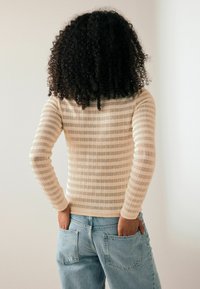 Next TEXTURED SLASH  - Svetrík - ecru white