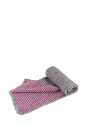 Couverture en laine déroulée, avec un dessous gris et un motif rayé violet sur le dessus. Tissu doux et texturé avec une apparence chaleureuse.