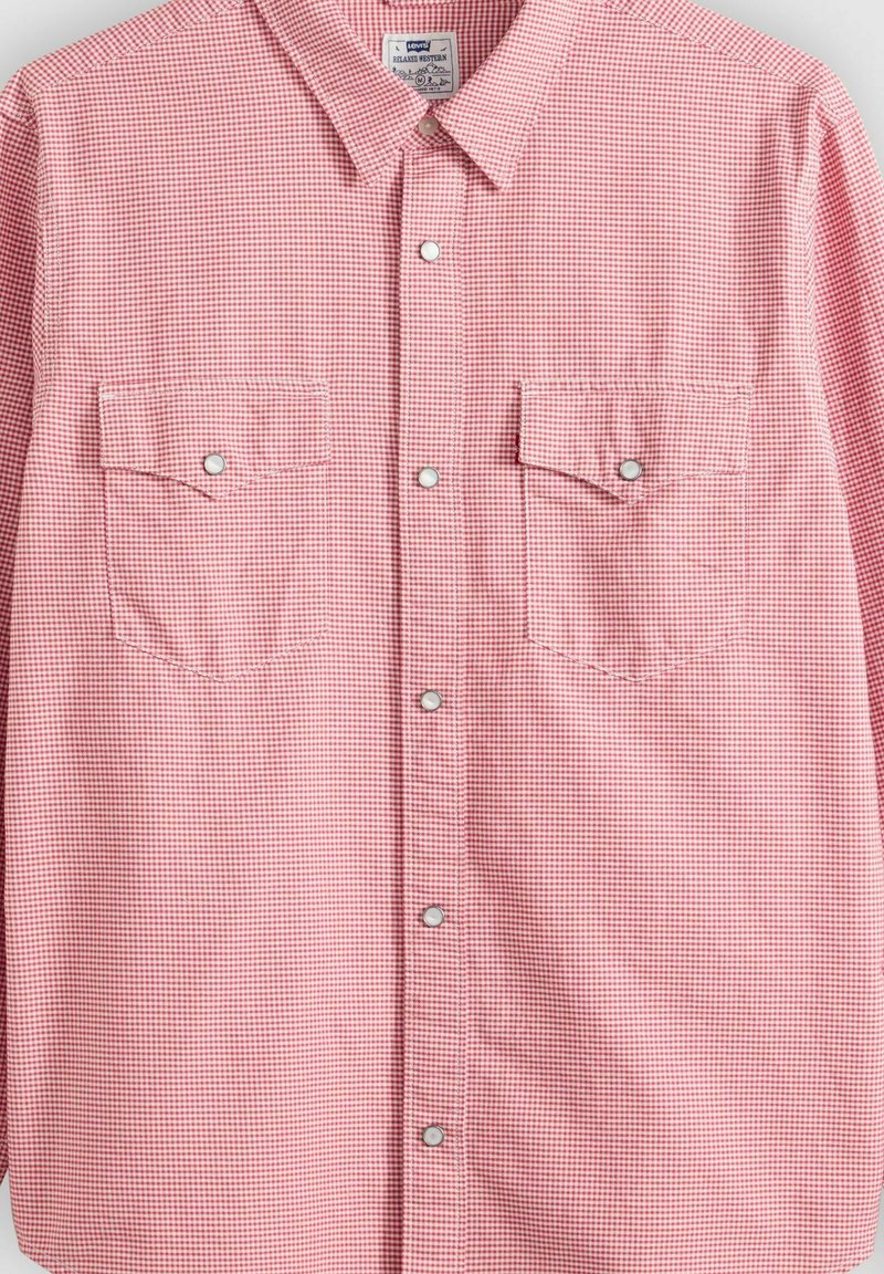 Camicia a maniche lunghe con piccoli quadretti rossi e bianchi, bottoni a pressione sul davanti e su due tasche con patta sul petto.