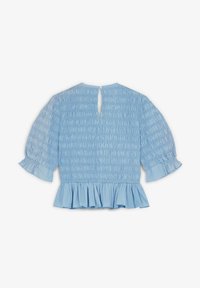 Blouse bleu clair en tissu doux, avec des détails smockés, un ourlet froncé et des manches bouffantes avec une ouverture en forme de clef au dos.