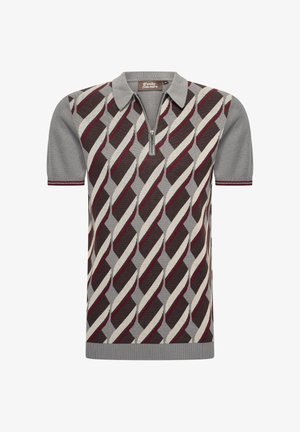 Camiseta polo de manga corta en gris, con un patrón geométrico en burdeos y crema. Incluye un cierre de media cremallera en el frente y un cuello acanalado.