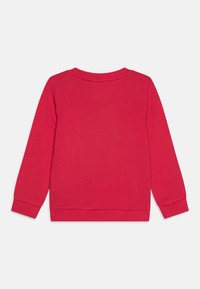 Röd sweatshirt med långa ärmar, ribbade mudd och nederkant. Slät textur, enkel design, utan synliga mönster eller grafik på baksidan.