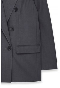 Blazer grigio testurizzato con ampio rever, design doppiopetto, quattro bottoni neri e una tasca laterale.