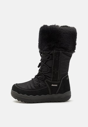 Stivale invernale impermeabile nero con parte bassa in suede testurizzato, parte alta in tessuto imbottito, collare in pelliccia sintetica e lacci elastici per una vestibilità sicura.