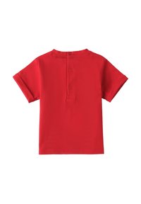Camiseta de algodón roja, de mangas cortas, presenta un escote redondeado con cierre de tres botones en la parte posterior. Textura suave, ajuste casual.