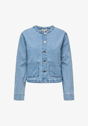 Hele sinine teksajakk, millel on ümmargune kaelus, ees nuppude sulgemine, kaks esist taskut ja pikad varrukad. Omab nähtavat õmblust.