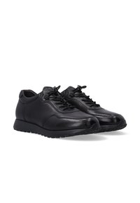 Černé kožené tenisky s hladkým povrchem, kulatou špičkou a šněrováním. Mají flexibilní gumovou podrážku a zaoblenou patu.