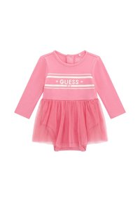 Bodysuit rose à manches longues avec une jupe en tulle. Présente le texte "GUESS" et des bandes blanches sur le bustier. Tissu lisse avec une texture douce.