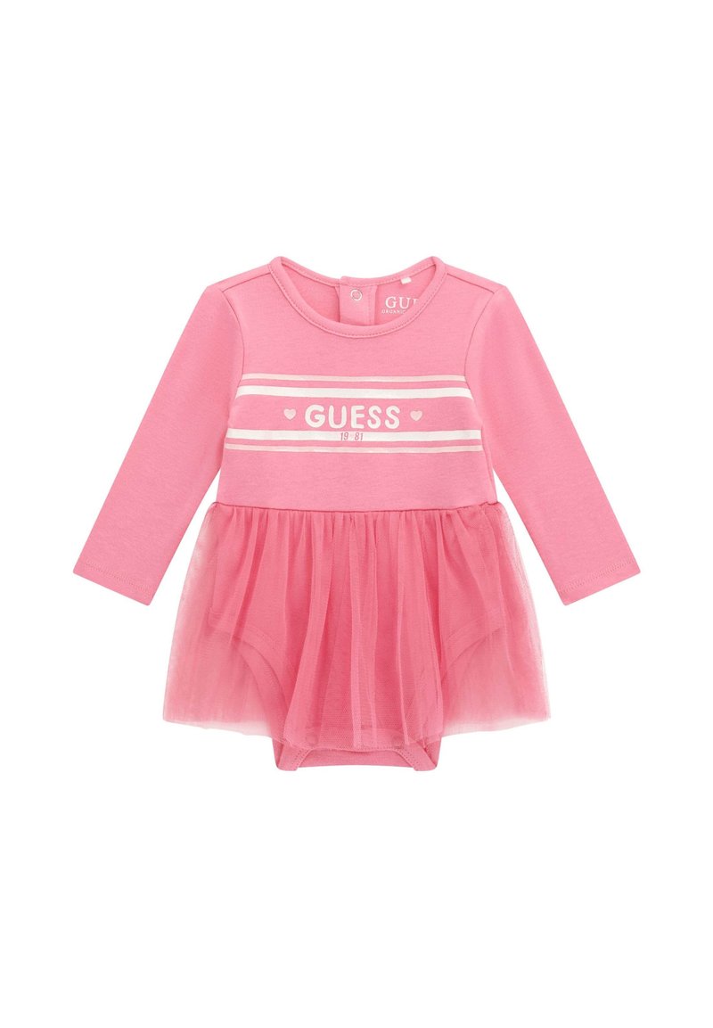 Bodysuit rose à manches longues avec une jupe en tulle. Présente le texte "GUESS" et des bandes blanches sur le bustier. Tissu lisse avec une texture douce.