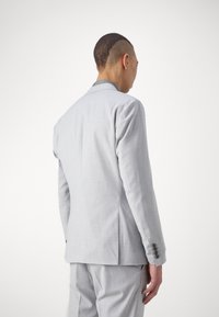 Selected Homme SLHSLIM CEDRIC STRUCTURE SUIT - Odijelo - medium grey melange