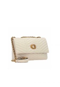 Krémová prošívaná kožená kabelka se zlatým řetízkovým popruhem a zlatým logem "G" na předním klopu, která vystihuje vzor chevronového prošívání.