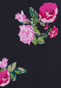 Fond de tissu sombre avec des grappes de roses roses et rouges ainsi que des feuilles vertes disposées en motif floral.
