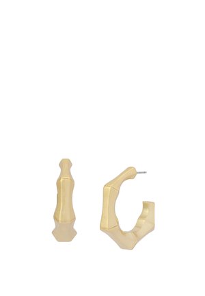 Pierścionki z bambusowego wzoru w kolorze złotym, jeden widoczny z przodu, drugi z boku z widocznym kolczykiem.