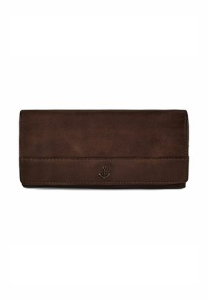 Cartera de cuero marrón oscuro con bordes cosidos y un pequeño emblema metálico de ancla centrado en la solapa frontal.
