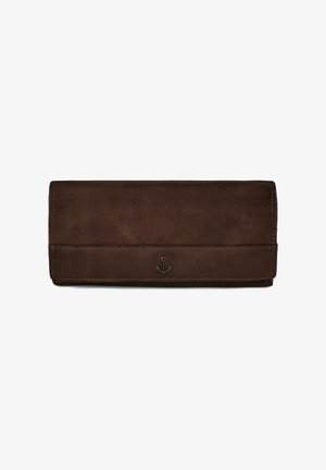 Cartera de cuero marrón oscuro con bordes cosidos y un pequeño emblema metálico de ancla centrado en la solapa frontal.