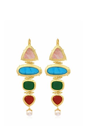 Boucles d’oreilles pendantes ton or avec triangle rose, ovale bleu, carré vert, pierres en forme de cœur rouge et une perle blanche suspendue.