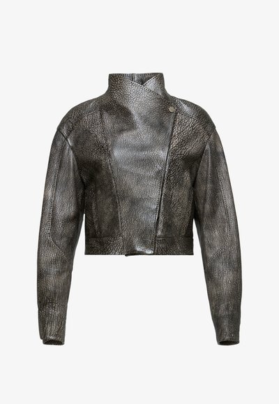 Lühike nahktagi tekstureeritud mustas värvuses, millel on metalliline sära, kõrge krae ja asümmeetriline disain.